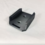 Schuine hoekweergave van de 3D-geprinte Makita G-Series 18V accuhouder met duidelijke tekstmarkering en stevige behuizing