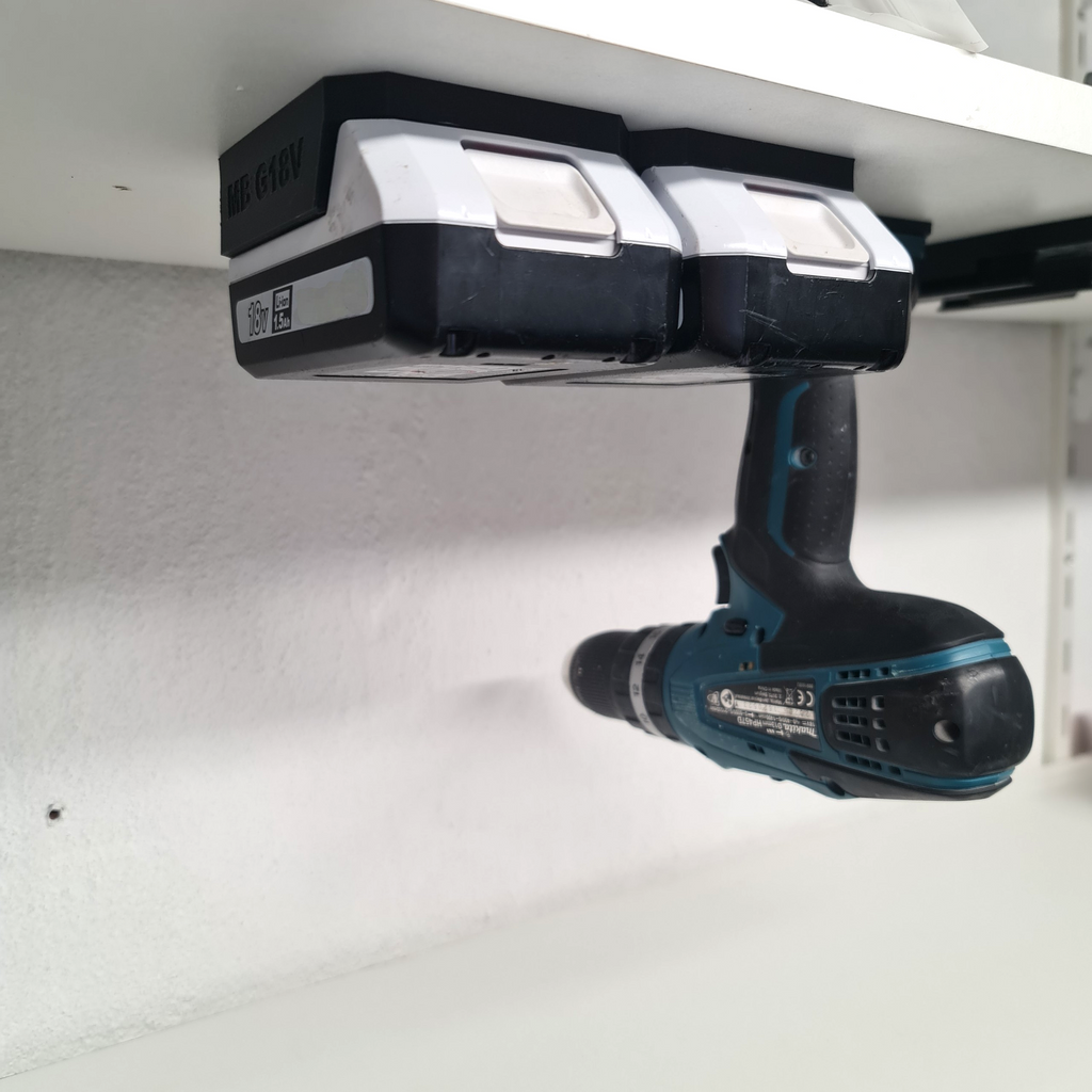 Praktische wandhouders voor Makita G-Series 18V accu's en gereedschap netjes gemonteerd onder een legplank in een opgeruimde werkplaats