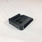 Detailopname van de 3D-geprinte Makita G-Series 18V opbergbeugel met duidelijke tekstmarkering en stevige constructie