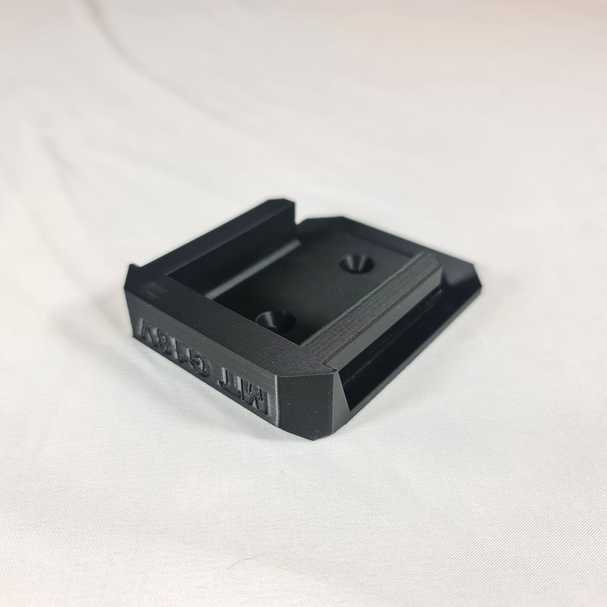 Detailopname van de 3D-geprinte Makita G-Series 18V opbergbeugel met duidelijke tekstmarkering en stevige constructie