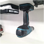 Praktische wandhouder voor Makita G-Series 18V gereedschap netjes gemonteerd onder een legplank in een opgeruimde werkplaats