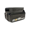 3D-geprinte Makita LXT 18V accuhouder en wandhouder inclusief een ingeklikte 18V accu op een grijze achtergrond