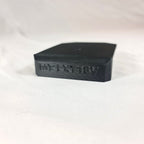Detail van de 3D-geprinte Makita LXT 18V opbergbeugel met duidelijke merkaanduiding en stevige constructie