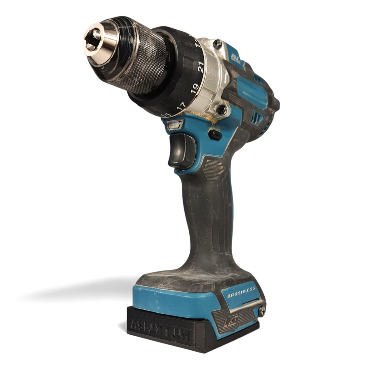 3D-geprinte Makita LXT 18V gereedschapshouder en wandhouder met ingeklikte accuboormachine op een witte achtergrond