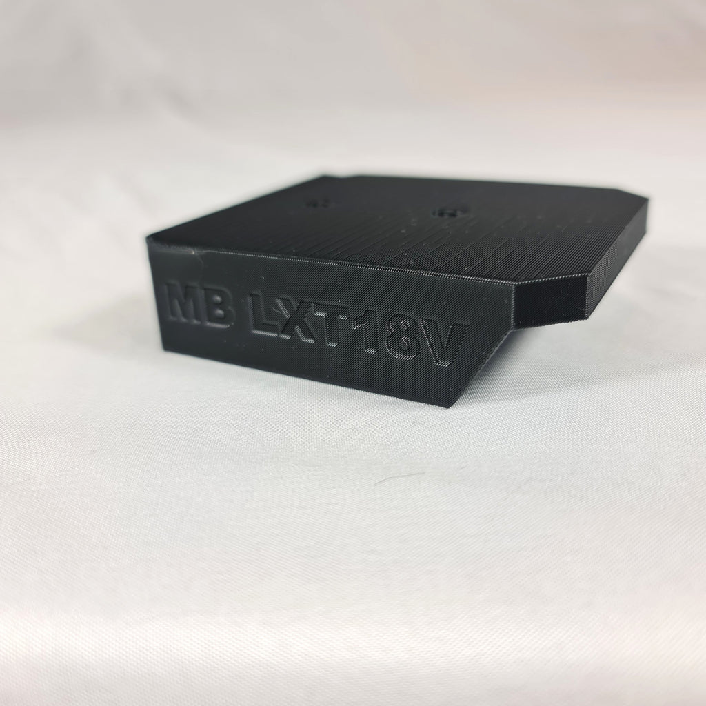 Detailopname van de voorgevormde schroefgaten in de 3D-geprinte Makita LXT 18V accuhouder voor eenvoudige wandmontage