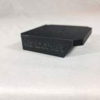 Detailopname van de voorgevormde schroefgaten in de 3D-geprinte Makita LXT 18V accuhouder voor eenvoudige wandmontage