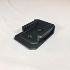 Schuine hoekweergave van de 3D-geprinte Makita G-Series 18V gereedschapshouder inclusief de voorgevormde schroefgaten