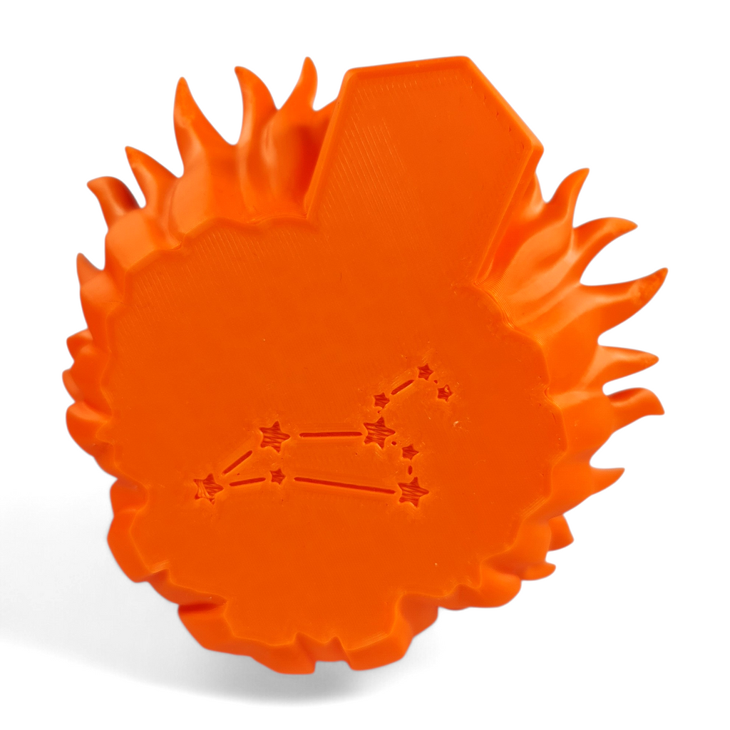 Detailopname van de onderzijde van het 3D-geprinte Leeuw sterrenbeeld beeld met gegraveerd sterrenbeeld patroon