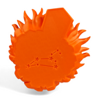 Detailopname van de onderzijde van het 3D-geprinte Leeuw sterrenbeeld beeld met gegraveerd sterrenbeeld patroon