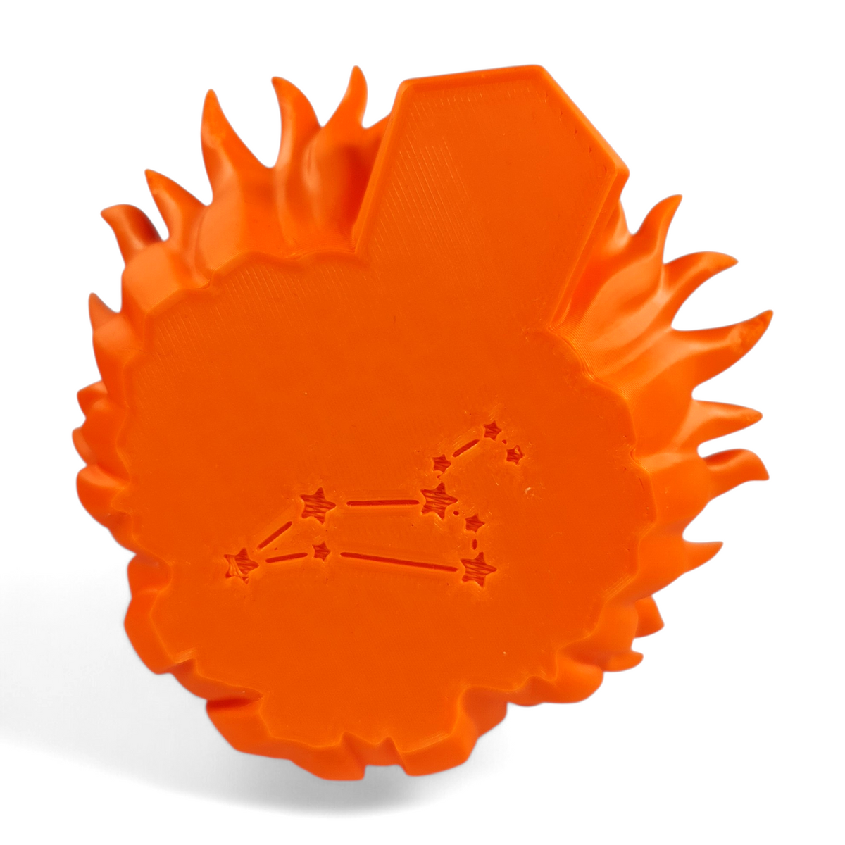 Detailopname van de onderzijde van het 3D-geprinte Leeuw sterrenbeeld beeld met gegraveerd sterrenbeeld patroon