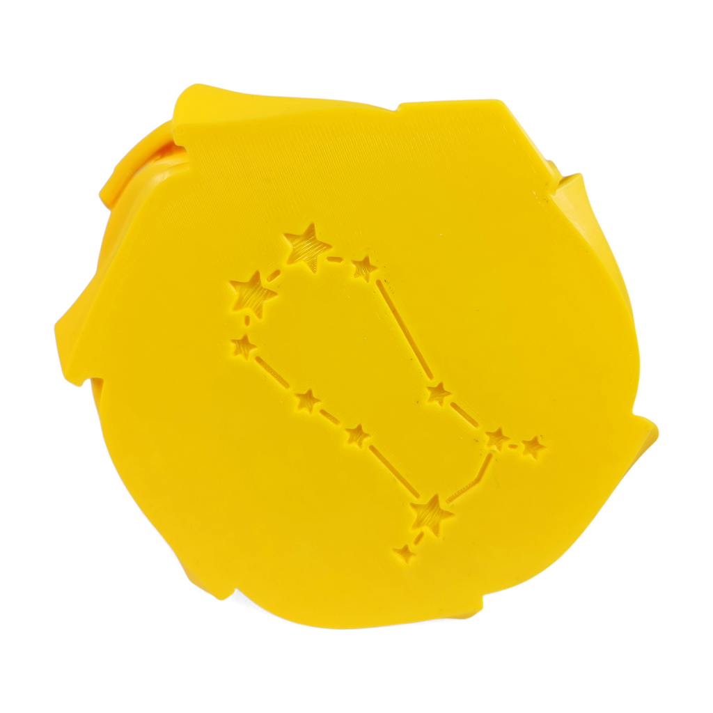 Detailopname van de onderzijde van het 3D-geprinte Tweeling sterrenbeeld beeld met gegraveerd sterrenbeeld patroon
