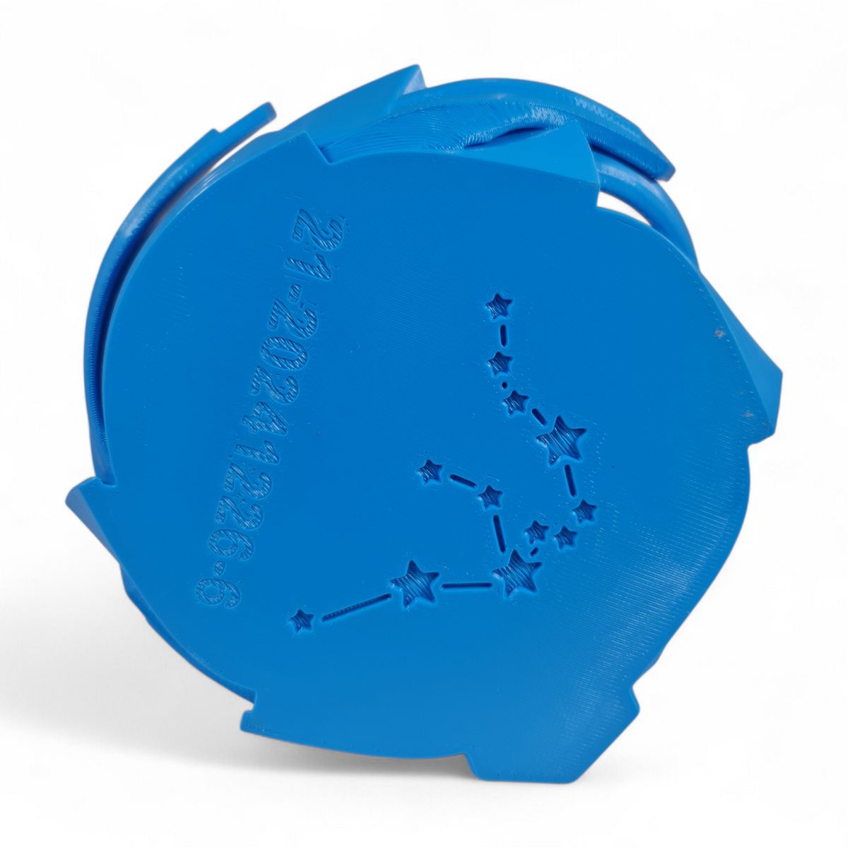 Detailopname van de onderzijde van het 3D-geprinte Waterman sterrenbeeld beeld met gegraveerd sterrenbeeld patroon