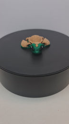 Video still van de 3D-geprinte flexibele schildpad die ronddraait op een zwarte draaitafel, tonend de volledige beweegbaarheid.