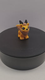 Video still van de flexibele 3D-geprinte mini manticore die ronddraait op een zwarte draaitafel om de beweegbare gewrichten te tonen