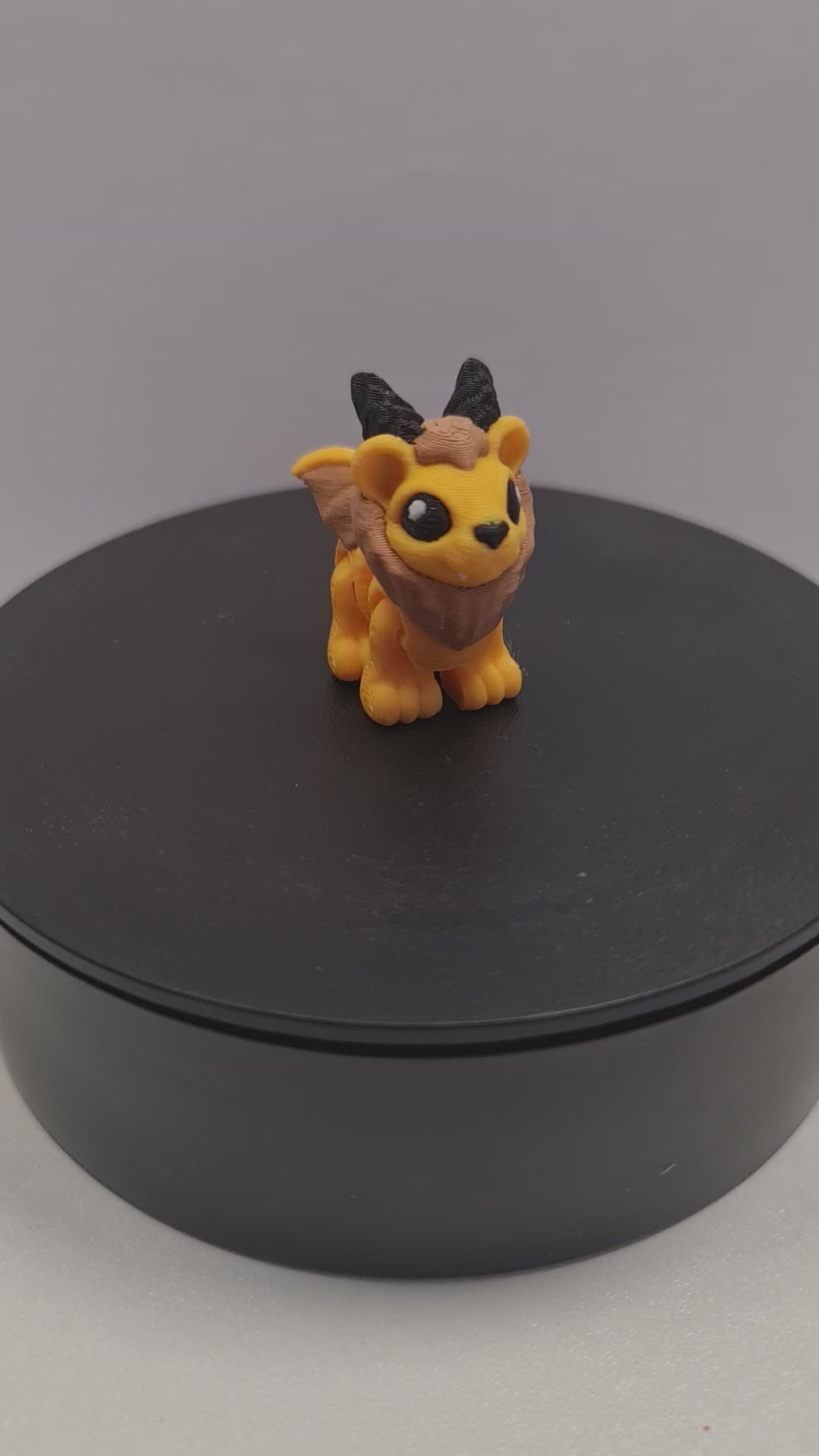 Video still van de flexibele 3D-geprinte mini manticore die ronddraait op een zwarte draaitafel om de beweegbare gewrichten te tonen