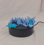 Video van de flexibele 3D-geprinte winter baby draak op een draaiend displayplatform.