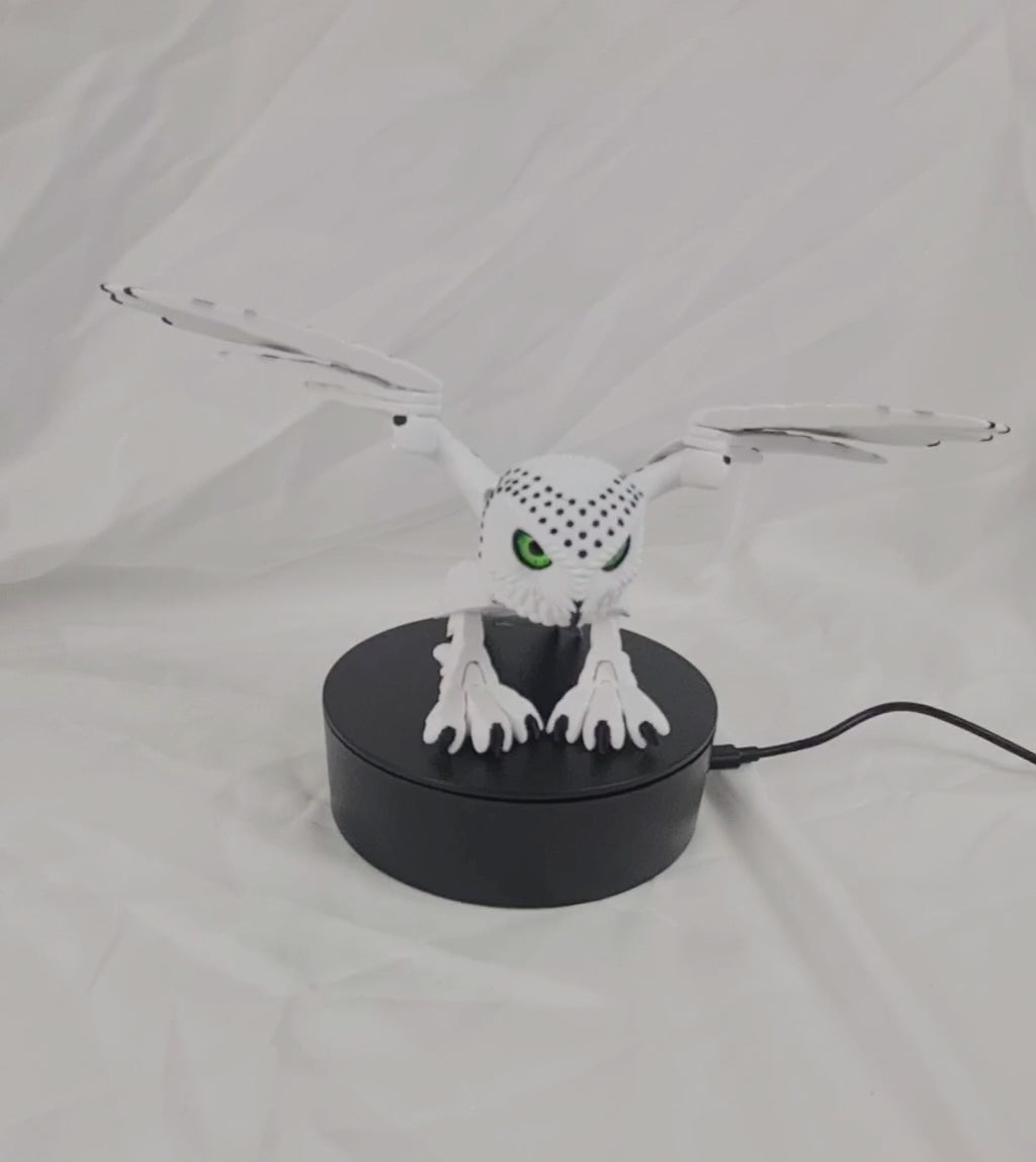 3D-geprinte sneeuwuil geplaatst op een zwart elektrisch draaiplateau
