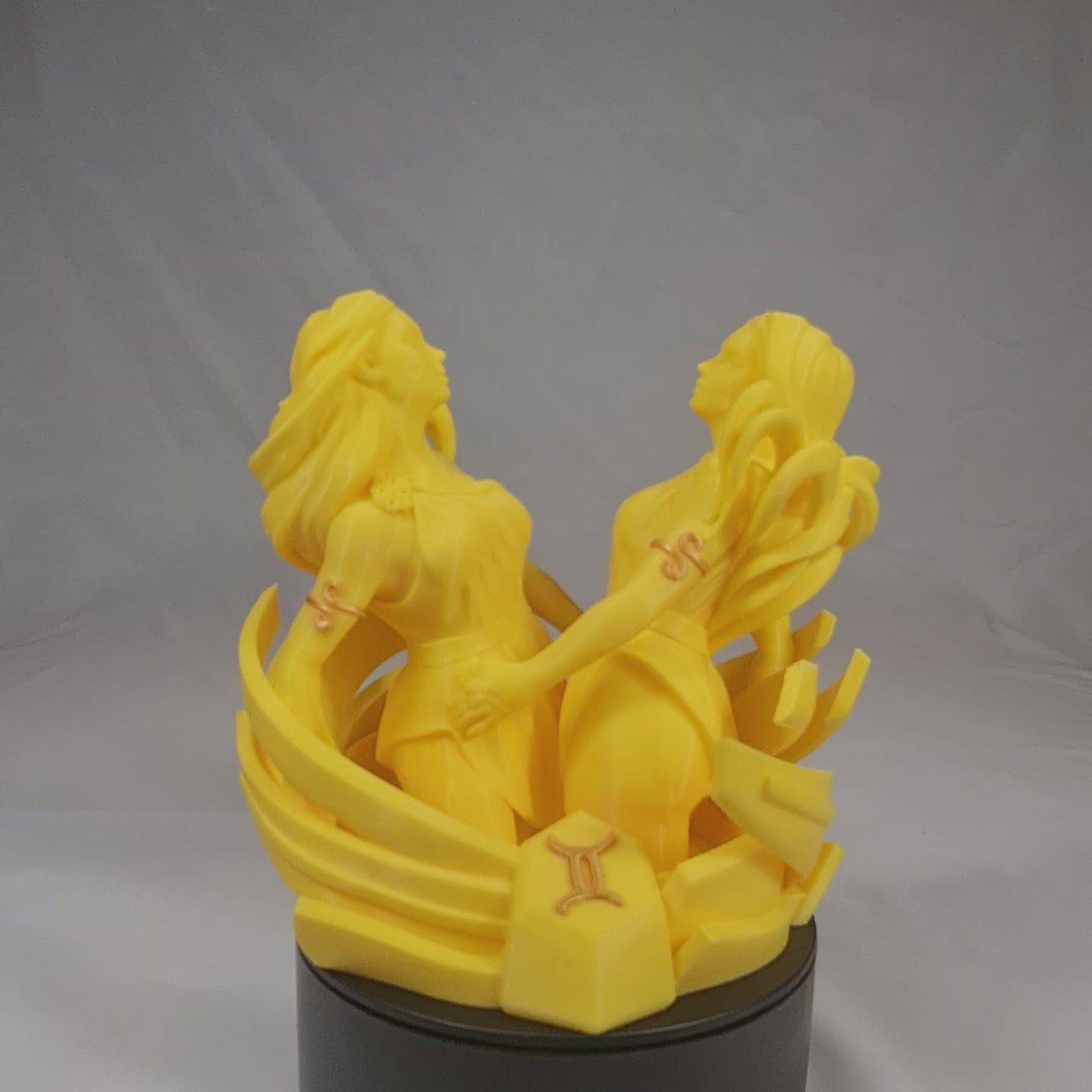 Video still van het 3D-geprinte Tweeling sterrenbeeld beeld dat ronddraait op een zwarte draaitafel voor een rondom-weergave