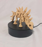 Video van de beige 3D-geprinte skelet stegosaurus op een roterend displayplatform.