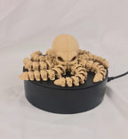 Video van de beige 3D-geprinte skelet octopus op een roterend displayplatform.