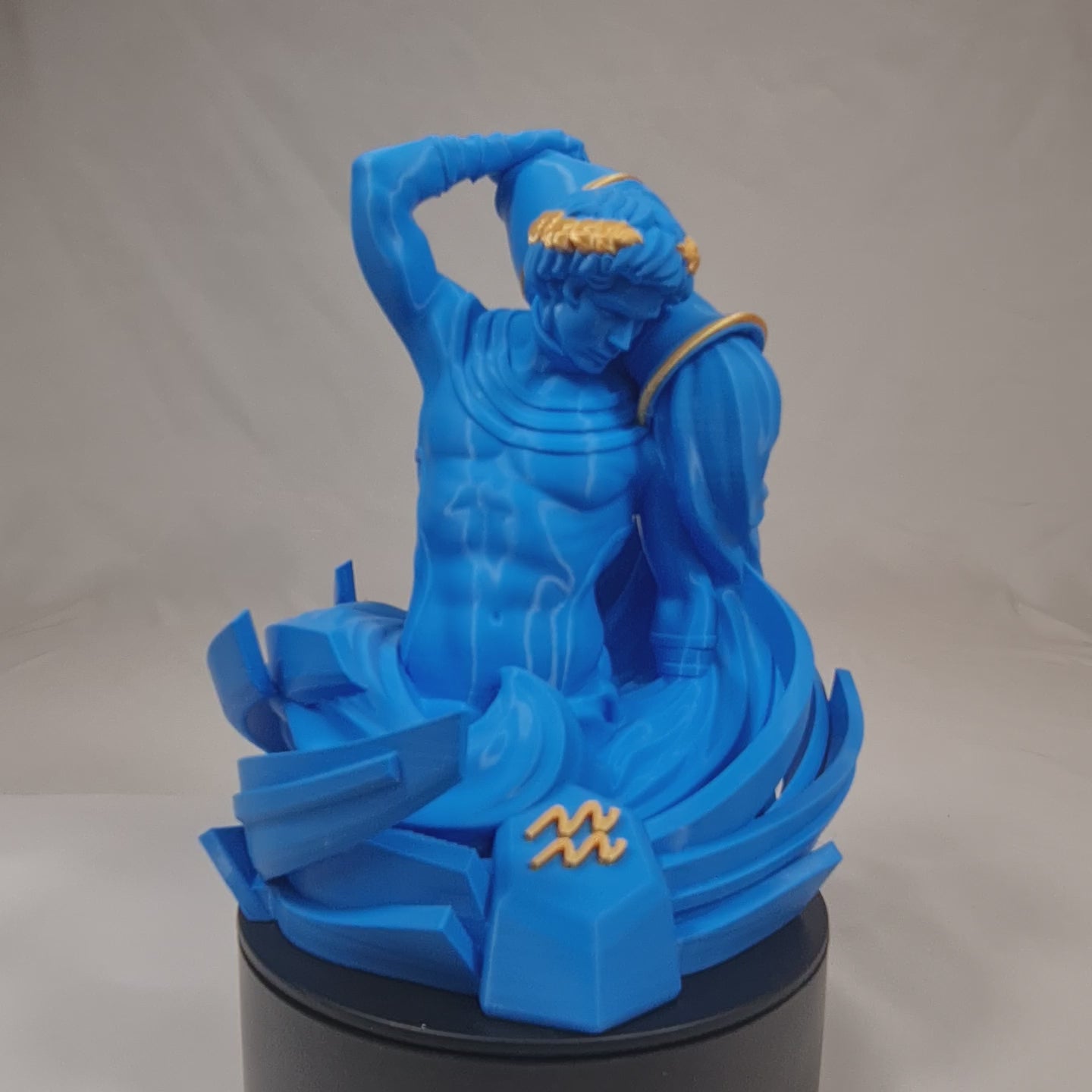 Video still van het 3D-geprinte Waterman sterrenbeeld beeld dat ronddraait op een zwarte draaitafel voor een rondom-weergave