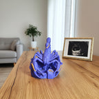 Het 3D-geprinte sterrenbeeld Schorpioen beeldje sfeervol opgesteld op een houten tafel in een modern interieur als woondecoratie