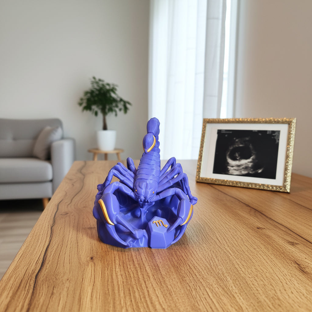 Het 3D-geprinte sterrenbeeld Schorpioen beeldje sfeervol opgesteld op een houten tafel in een modern interieur als woondecoratie