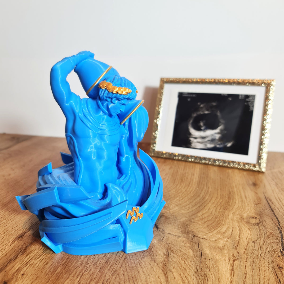 Het 3D-geprinte sterrenbeeld Waterman beeldje sfeervol opgesteld op een houten meubel in een modern interieur als woondecoratie