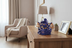 Het 3D-geprinte sterrenbeeld Weegschaal beeldje sfeervol opgesteld op een dressoir in een modern interieur als woondecoratie